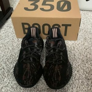 YEEZY BOOST 350 V2